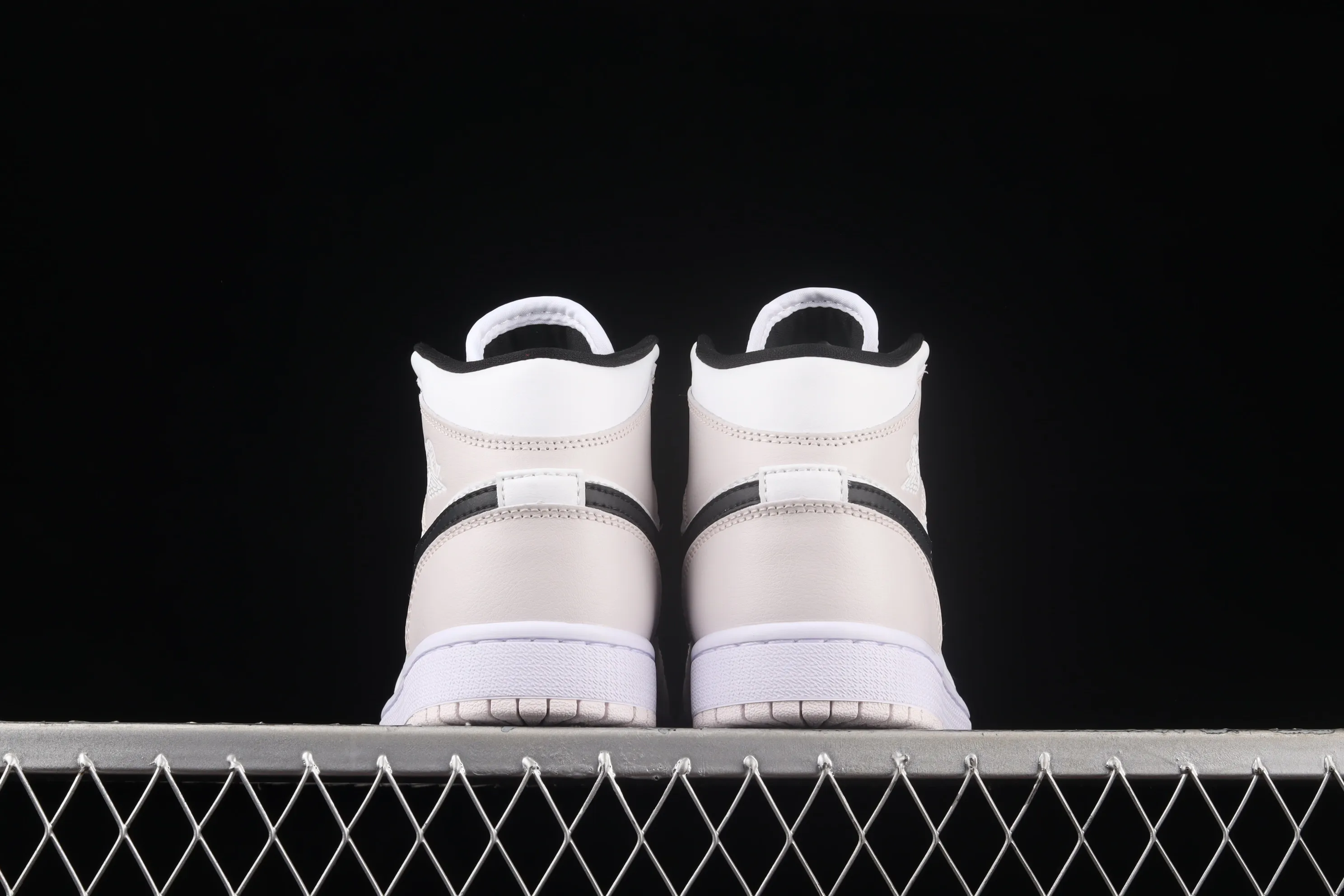 All categories Air Jordan Jordan series basketball shoes Air Jordan 1 Mid Different versions Air Jordan 1 Mid SE AJ1 Joe 1 white pink black hook Zhongbang basketball shoes BQ6472-500